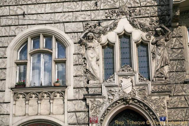Sculptures au-dessus de l'entrée du 6 Masarykovo Nabrezy - Prague, République Tchèque