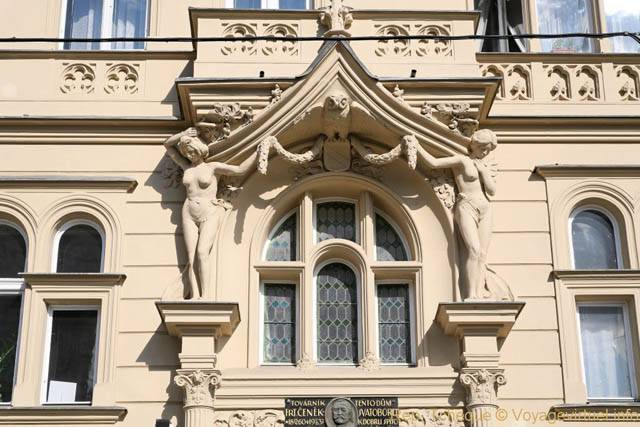 Statues de femmes au 8 Masarykovo Nabrezy - Prague, République Tchèque