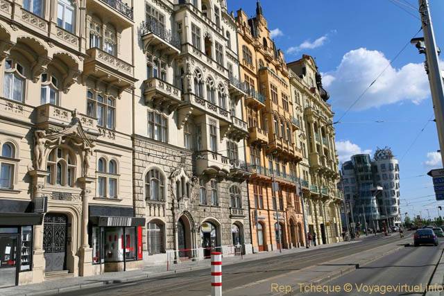 Ensemble de façades au début de Masarykovo Nabrezy, vers la maison qui danse - Prague, République Tchèque