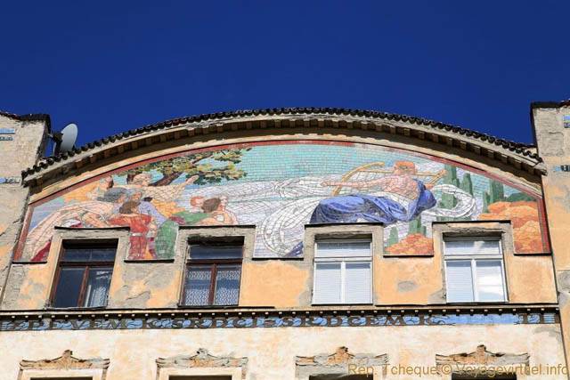 Immense mosaique en haut de l'immeuble Hlahol, 16 Masarykovo Nabrezy - Prague, République Tchèque