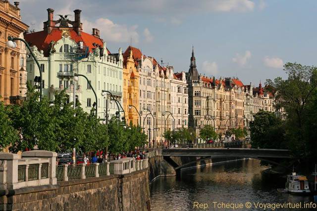 Le pont menant à l'île Slovanský et le quai Masarykovo - Prague, République Tchèque