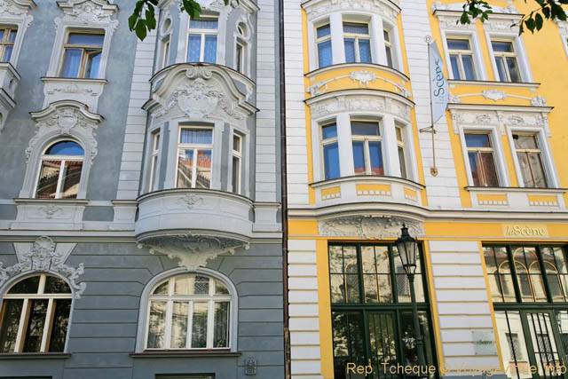 Une façade grise, une façade jaune, U Milosrdných - Prague, République Tchèque