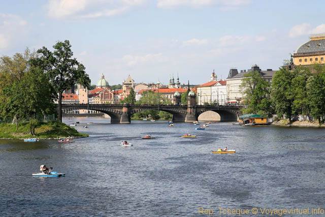 Le Most Legii et les pédalos sur la Vltava - Prague, République Tchèque