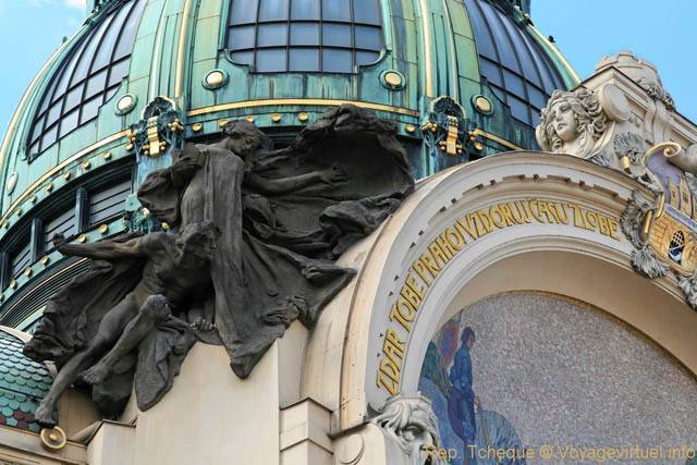 Maison municipale (Obecní dům), sculpture à gauche du fronton - Prague, République Tchèque