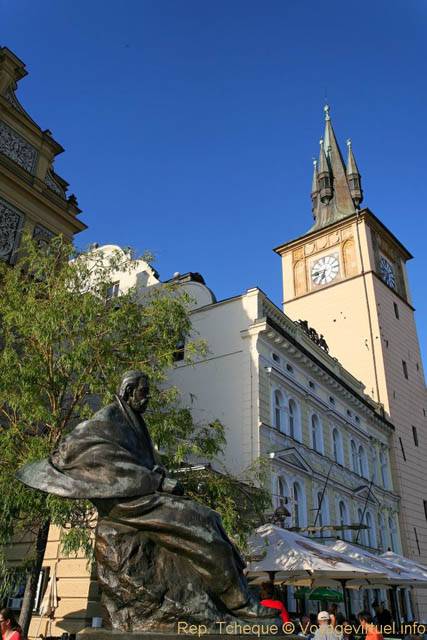 Statue devant le Museum Bedricha Smetany, Novotneho Lavka - Prague, République Tchèque