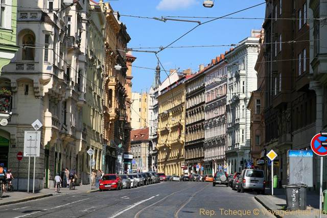 La rue Myslikova vue depuis l'angle de Náplavní - Prague, République Tchèque