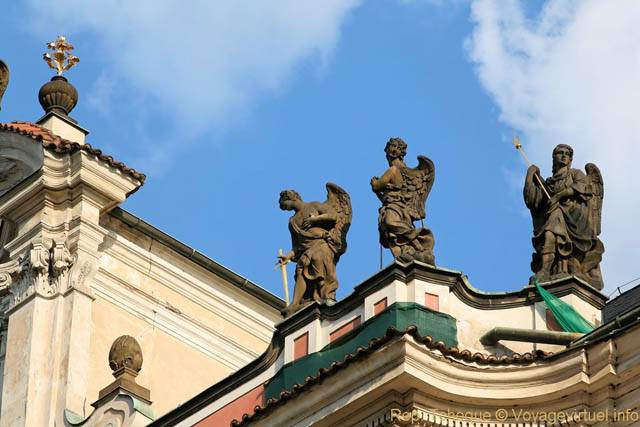 Národní, statues sur l'église Sainte-Ursule (Kostel sv. Voršily) - Prague, République Tchèque