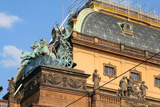 Aurige et toit du Théâtre national (Národní Divadlo) - Prague, République Tchèque