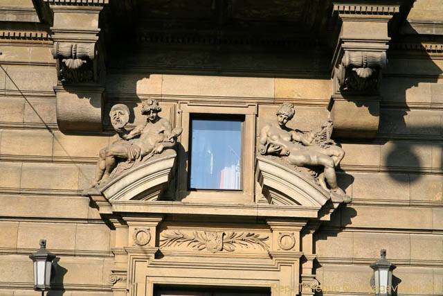 Art sur le fronton, Théâtre national (Národní Divadlo) - Prague, République Tchèque