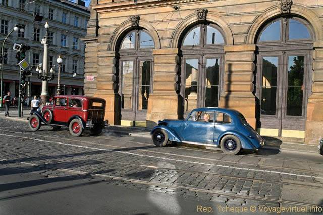 Voitures anciennes devant le Théâtre national (Národní Divadlo) - Prague, République Tchèque