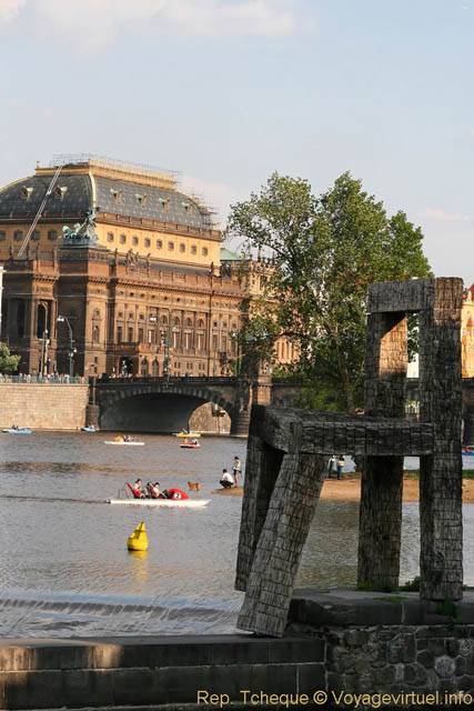 La chaise de Letní kino Střelecký ostrov et le Théâtre national - Prague, République Tchèque