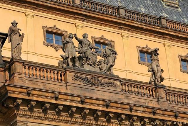 Groupe de statues sur le Théâtre national (Národní Divadlo) - Prague, République Tchèque