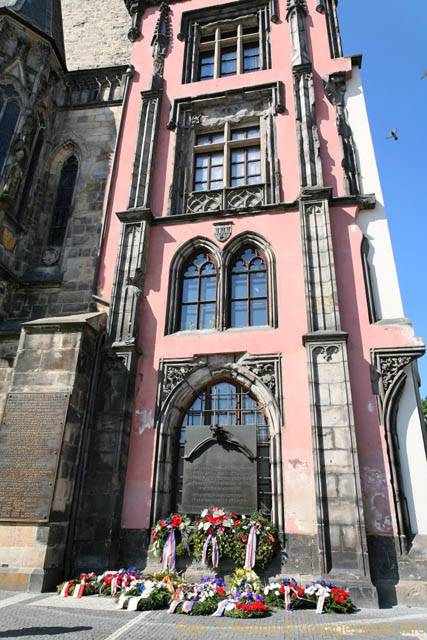 Gerbes de fleurs devant le monument, Ancien Hôtel de ville, (Staroměstské náměstí) - Prague, République Tchèque