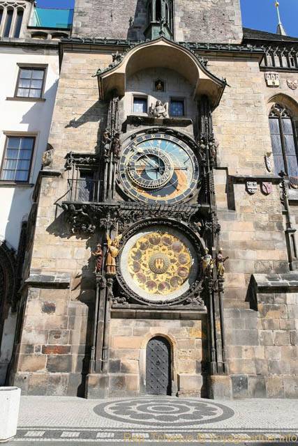 Les différents cadrans de l'horloge astronomique construite par Nicolas de Kadau1 en 1410, Ancien Hôtel de ville - Prague, République Tchèque