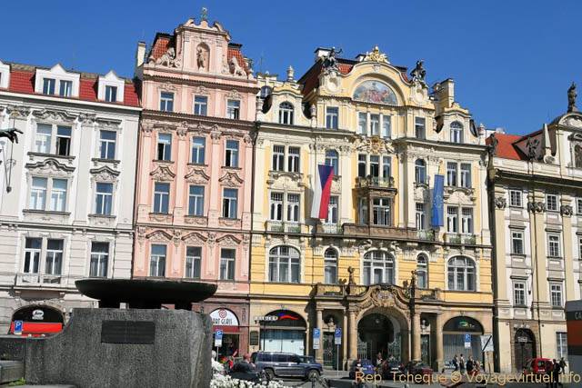 Place de la Vieille-Ville, façades vues depuis le centre de Staroměstské náměstí - Prague, République Tchèque