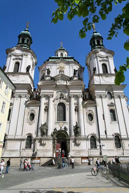 La façade de l'Église Saint-Nicolas (Kostel sv. Mikuláše), Place de la Vieille-Ville - Prague, République Tchèque