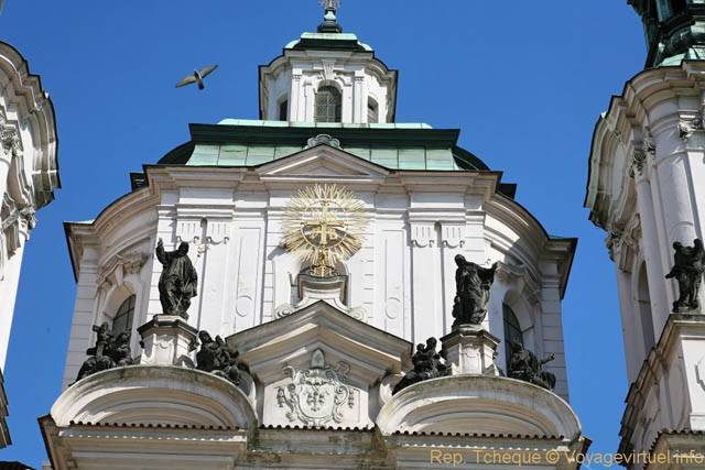 Le clocher central de l'Église Saint-Nicolas (Kostel sv. Mikuláše), Place de la Vieille-Ville - Prague, République Tchèque