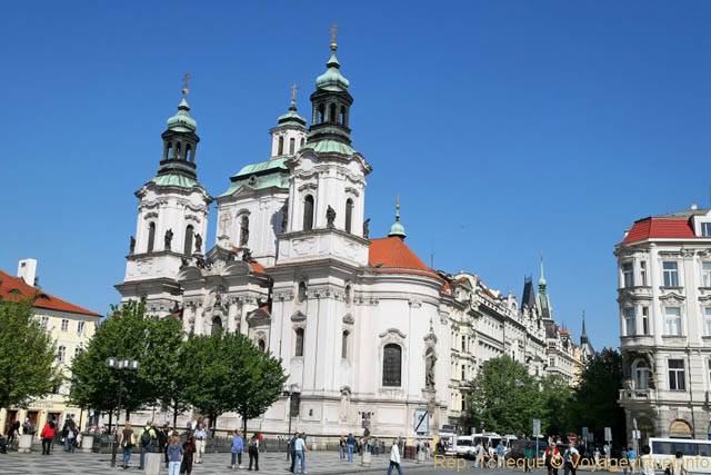 Square de la Vieille-ville, panorama sur l'Église Saint-Nicolas - Prague, République Tchèque