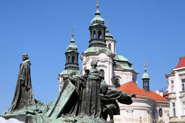 Place de la Vieille-Ville, gros plan sur les statues du Monument à Jan Hus - Prague, République Tchèque