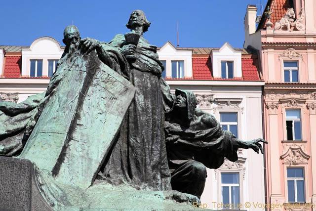 Jean Hus, symbole de l'intégrité morale entouré du peuple tchèque, Place de la Vieille-Ville - Prague, République Tchèque