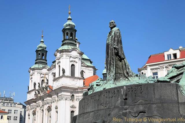 Jean Hus devant les clochers de l'Église saint-Nicolas, Place de la Vieille-Ville - Prague, République Tchèque