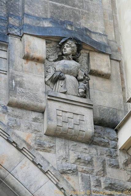 Tour de la Poudrière (Prašná brána), détails d'une sculpture sur la face Est - Prague, République Tchèque