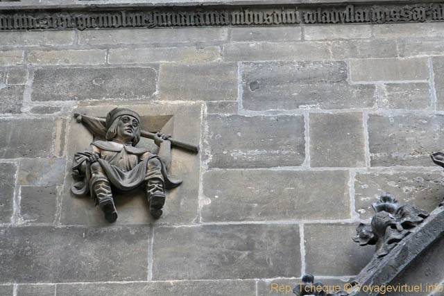 Tour de la Poudrière (Prašná brána), statue dans le mur de la façade Ouest - Prague, République Tchèque
