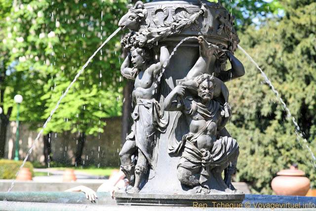 Scultures sur une fontaine, Palais d'été de la reine Anne (Letohrádek královny Anny), (Prazsky Hrad) - Prague, République Tchèque