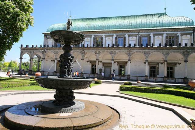 Fontaine devant le Palais d'été de la reine Anne (Letohrádek královny Anny), (Prazsky Hrad) - Prague, République Tchèque