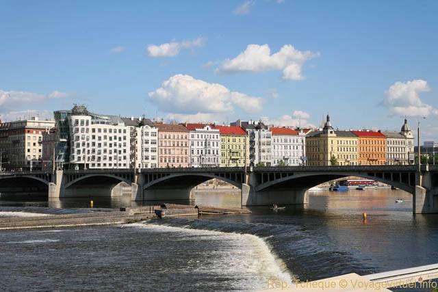 Le pont et le quai, Rasinovo Nabrezi, Jiraskuv Most - Prague, République Tchèque