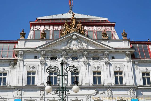 Republiky Place, statues au-dessus d'une façade - Prague, République Tchèque