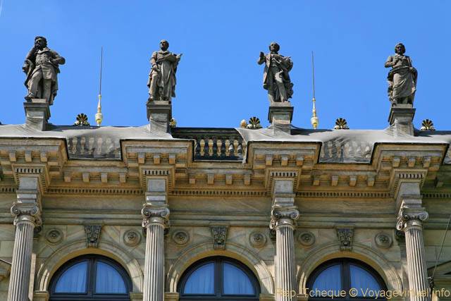 Personnages sur colonnes, Rudolfinum, Alsovo Nabrezi - Prague, République Tchèque
