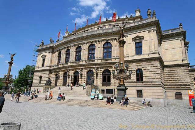 Vue générale du Rudolfinum, Alsovo Nabrezi - Prague, République Tchèque