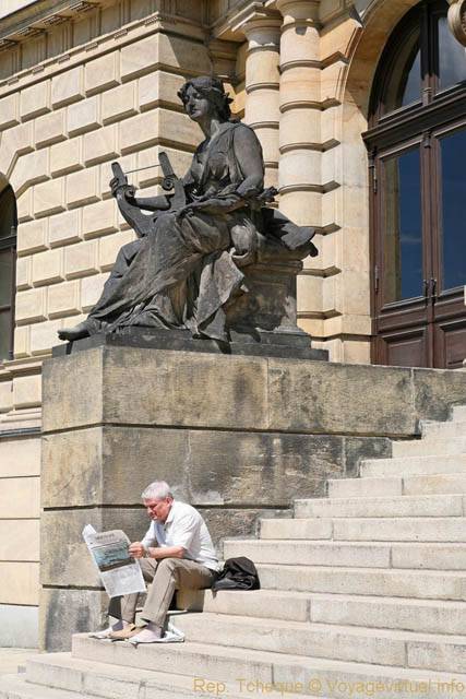 Le lecteur de journal et la statue, Rudolfinum, Alsovo Nabrezi - Prague, République Tchèque