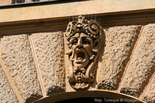 Rytirska, gueule béante sculptée sur un fronton - Prague, République Tchèque