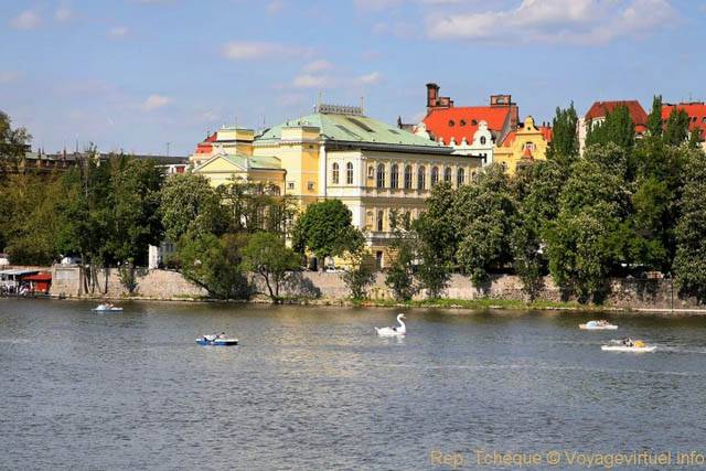 Cygnes à pédales et pédalos, Slovansky Ostrov - Prague, République Tchèque
