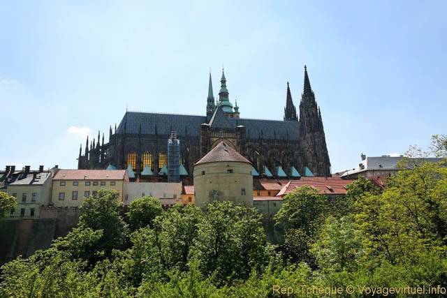 Cathédrale Saint-Guy, devant la Tour des Poudres, (Prazsky Hrad) - Prague, République Tchèque
