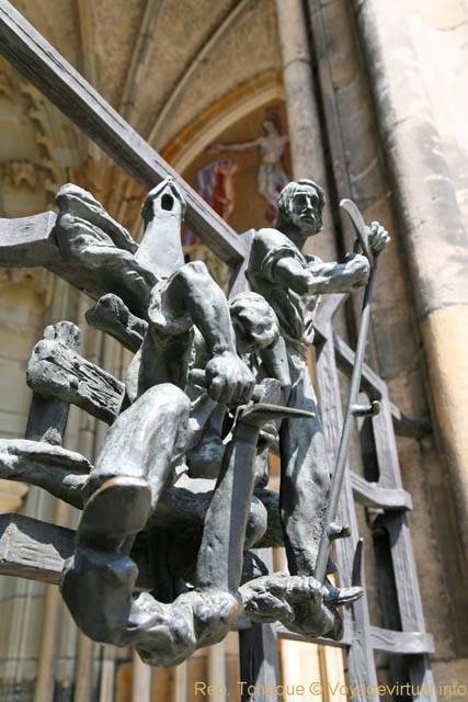 Porte d'Or, détail des sculptures de la grille, cathédrale Saint Guy, Saint Venceslas et Saint Adalbert - Prague, République Tchèque