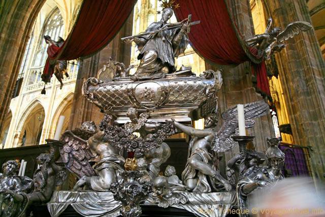 St Guy Cathédrale, le tombeau monumental en argent de Jean Népomucène, (Prazsky Hrad) - Prague, République Tchèque