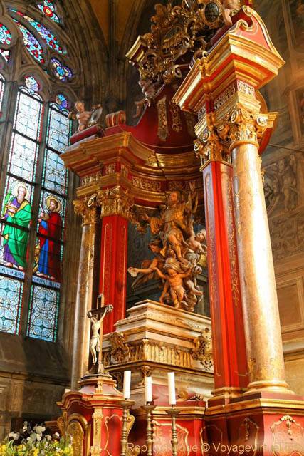 Cathédrale Sv Vit Vaclav A Vojtech Katedrala, statuaire entouré de colonnes, (Prazsky Hrad) - Prague, République Tchèque