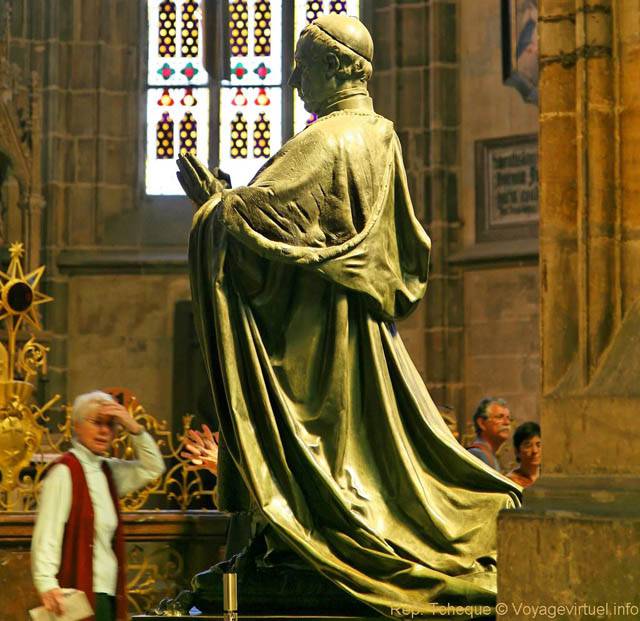 St Vitus Cathédrale, statue de pape en prière, (Prazsky Hrad) - Prague, République Tchèque