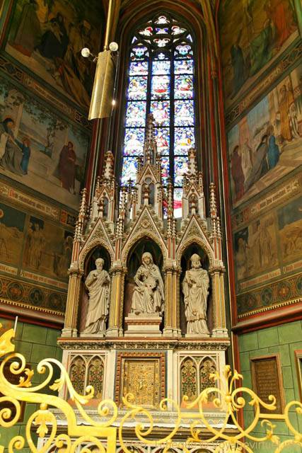La Cathédrale Saint-Guy, sculptures en triptyque - Prague, République Tchèque