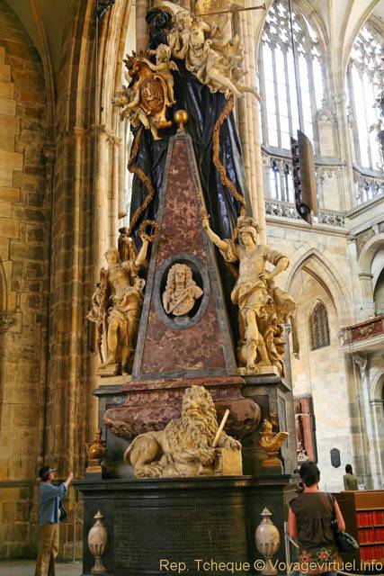 Un monument à l'intérieur de la cathédrale Sv Vit - Prague, République Tchèque