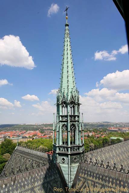 Les toits et la flèche gothique, Cathédrale Sv Vit Vaclav A Vojtech - Prague, République Tchèque