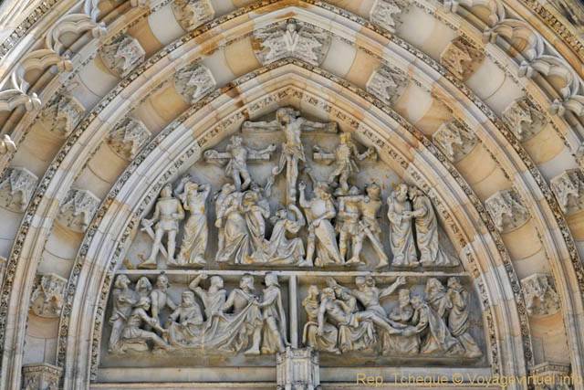 Le tympan du portail central, la crucifixion du Christ, Cathédrale Saint-Guy, (Prazsky Hrad) - Prague, République Tchèque