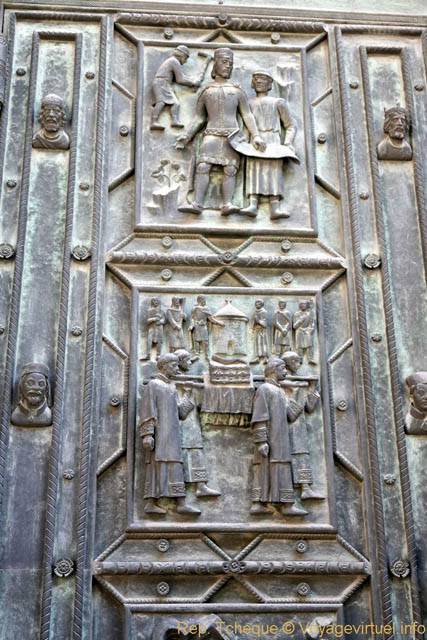 Haut-relief sur une porte, Cathédrale Sv Vit, (Prazsky Hrad) - Prague, République Tchèque