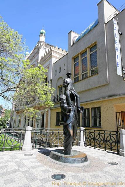 Statue de Kafka, Synagogue Espagnole, Josefov - Prague, République Tchèque