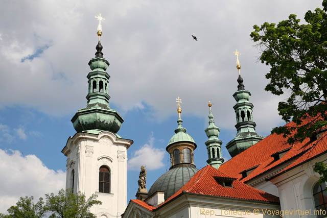 Gros plan sur les flèches du Monastère Strahov (Strahovský klášter) - Prague, République Tchèque
