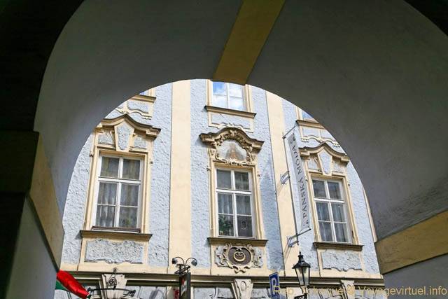 Tomasska, sous le porche - Prague, République Tchèque