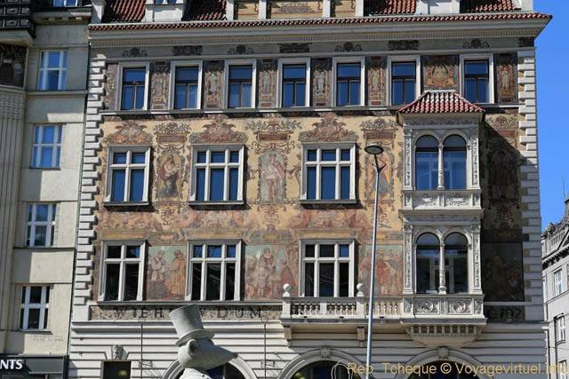 Vaclavske Namesti, façade ornée de peintures - Prague, République Tchèque